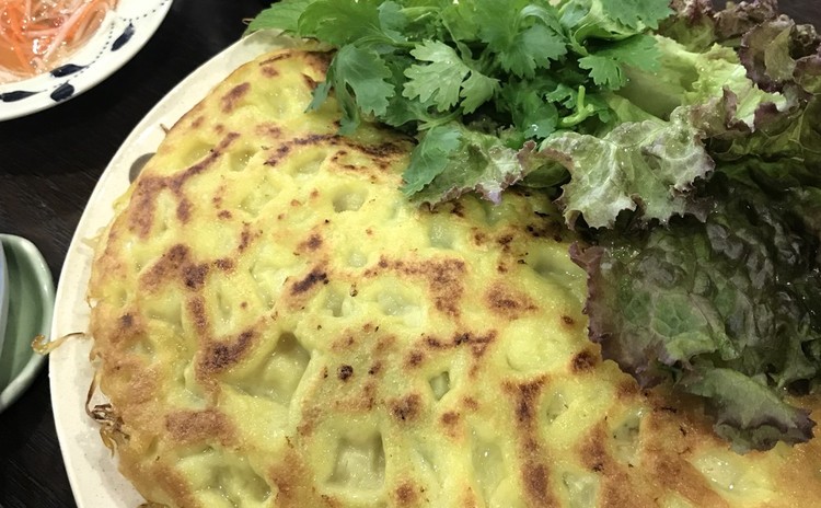 パリパリで香ばしいバインセオ(ベトナムお好み焼き)にトライ♪