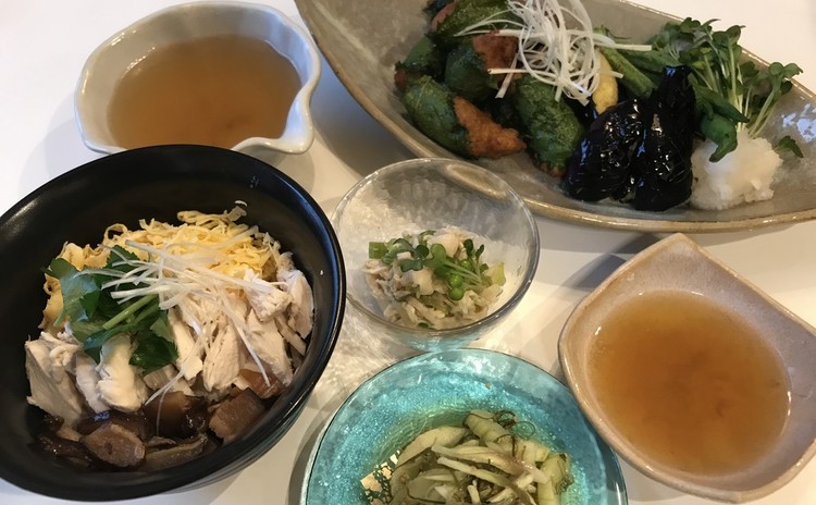 鹿児島の郷土料理 鶏飯、海老しんじょ、鶏皮ポン酢、季節の浅漬け