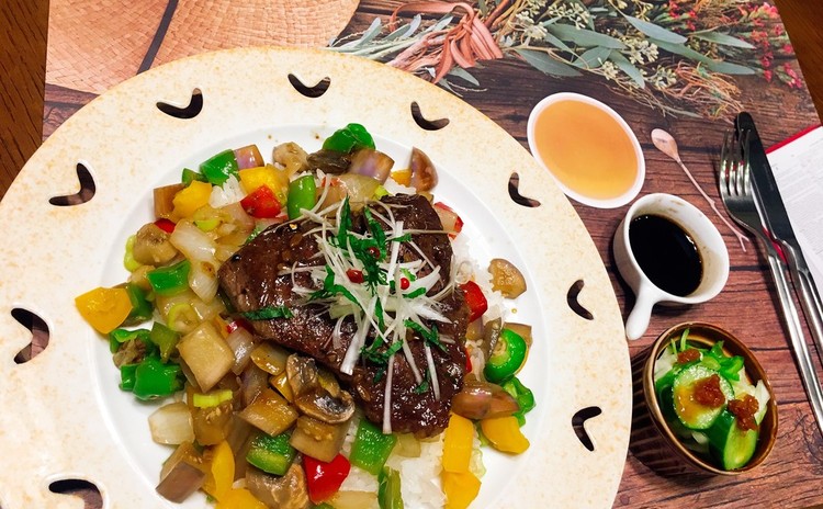 夏バテ知らず! 夏野菜たっぷりのステーキどん!