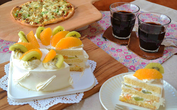 ふんわりデコレーションケーキとサクサクピザでパーティーを華やかに!