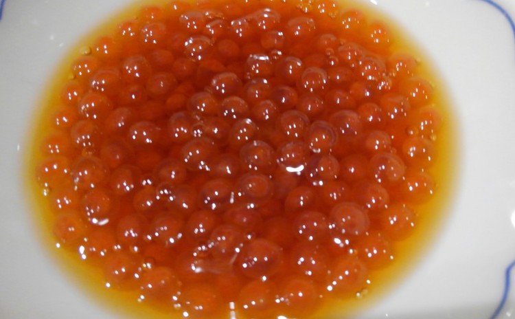 新いくら醤油漬け、鯖立田揚げ、柿白和え、蟹、菊花を使った三品