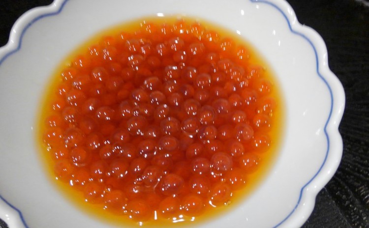 新いくら醤油漬け、鯖立田揚げ、柿白和え、蟹、菊花を使った三品
