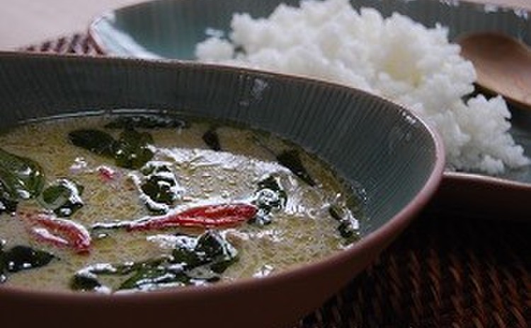 タイ料理の王道!グリーンカレーとガイホーイバイトューイ+カイジアオ