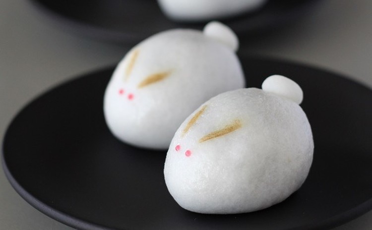 12月/「雪うさぎ」(薯蕷饅頭)と「まめどら焼き」