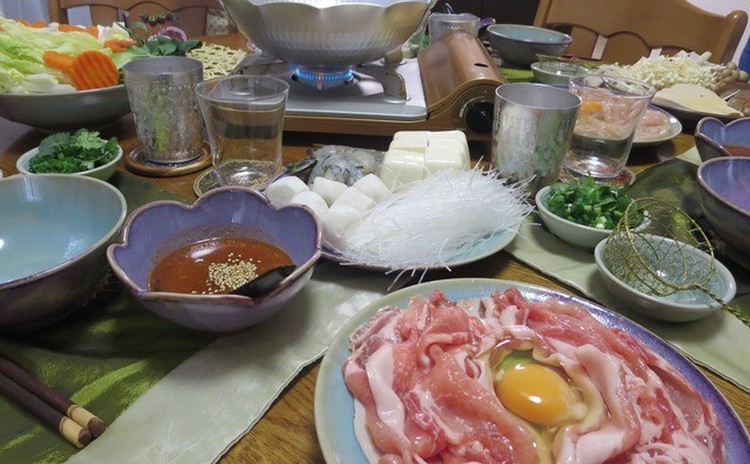 タイスキは、タイのしゃぶしゃぶです!肉、魚、シーフード、野菜、豆腐などたくさんの食材を用意します。ピリ辛のタレでいっぱい召し上がれ!チャーンビールで乾杯しましょう♪