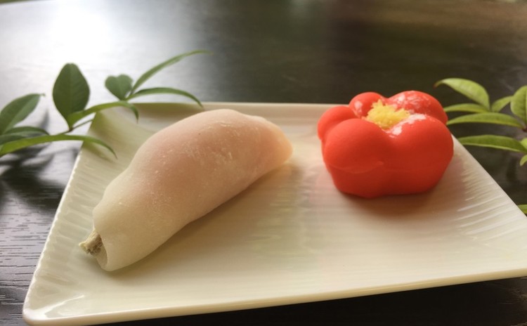 ”花びら餅”と煉り切りで作る”紅梅”