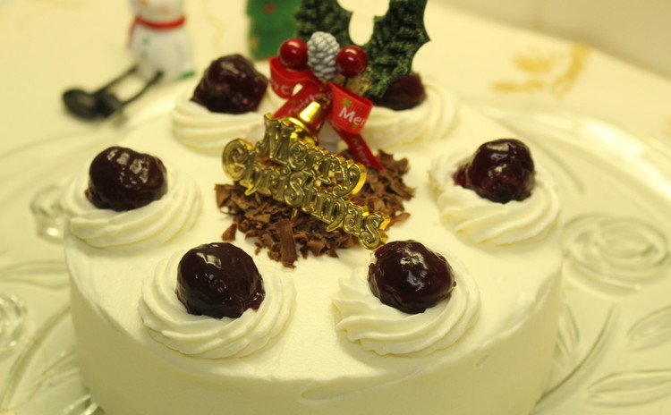 しっとりココアスポンジのクリスマスケーキにダークチェリーのマリアージュ