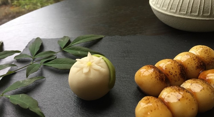 どこか懐かしい”みたらし団子”と煉り切り製”水仙”、春を告げる”鶯餅”