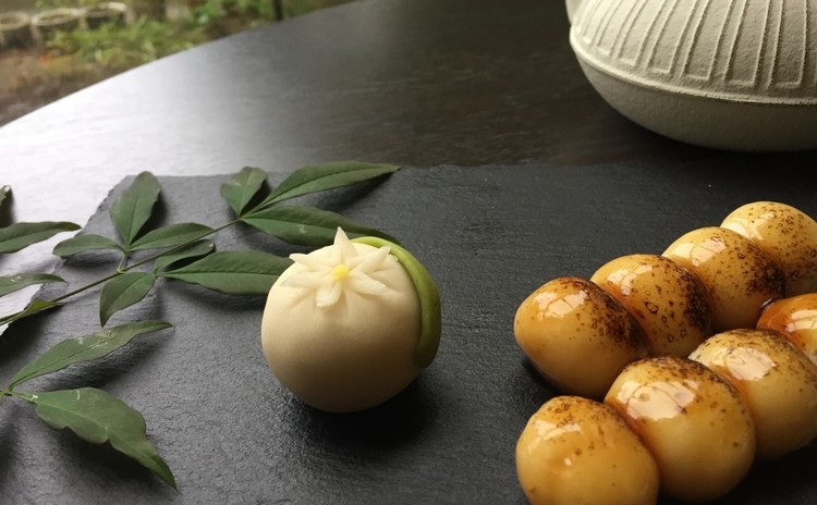 どこか懐かしい”みたらし団子”と煉り切り製”水仙”、春を告げる”鶯餅”