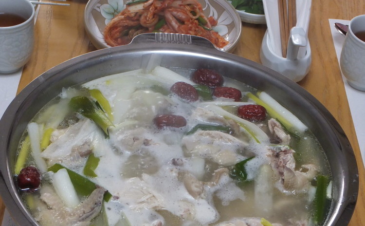 ~鶏1匹”タクハンマリ”と浅漬けキムチと手打ち麺”カルククス”~