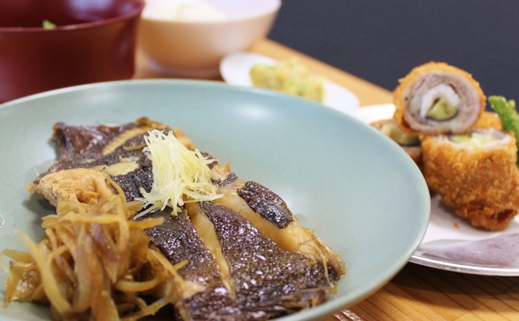 垂涎のカレイの煮付け!とろーりチーズの巻きかつと香り味噌をご一緒に。