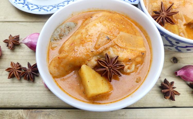 本格タイ料理!人気のマッサマンカレー