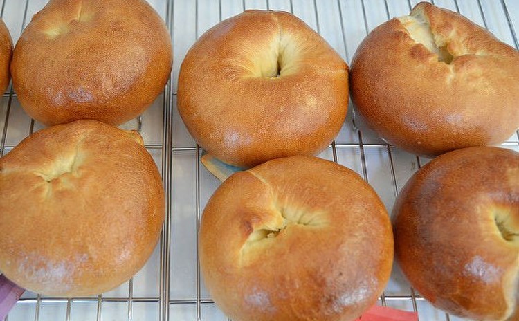 簡単!ホームベーカリーで作る・ベーグル2種・味噌マヨきのこパン
