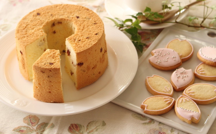春は桜の花びらアイシングクッキー&米粉で作るクランベリーシフォンケーキ