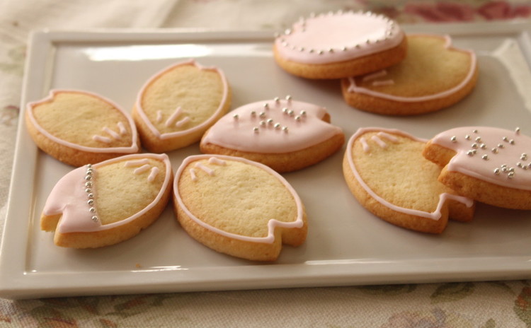 春は桜の花びらアイシングクッキー&米粉で作るクランベリーシフォンケーキ