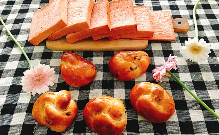 紅こうじ角食パンと黒糖レーズンパン