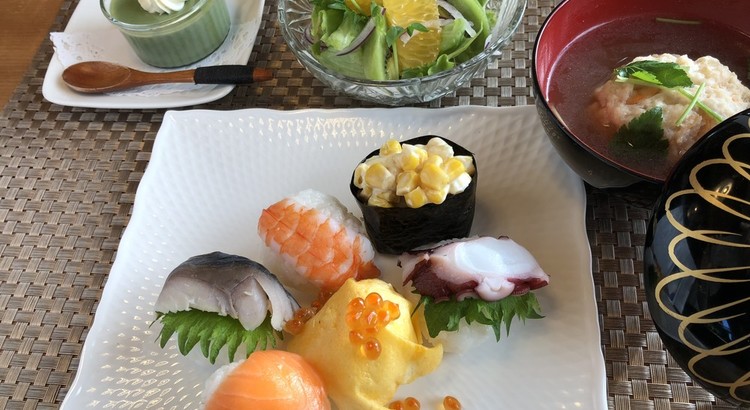 春のお祝い手毬寿司!蓮根のしんじょのお吸い物&キウイのサラダ