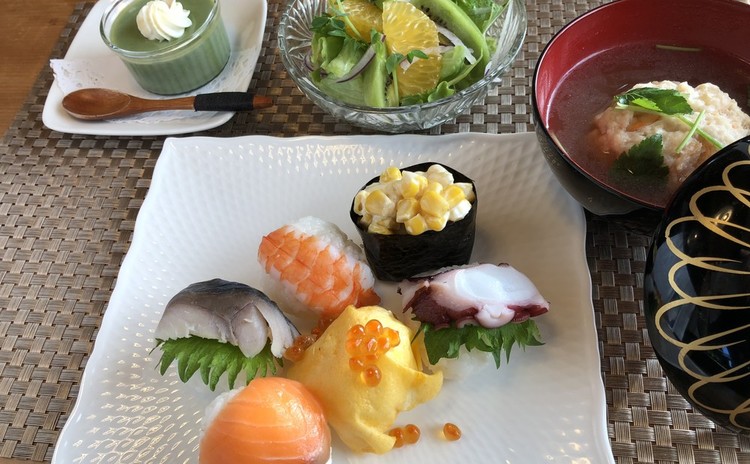 春のお祝い手毬寿司!蓮根のしんじょのお吸い物&キウイのサラダ