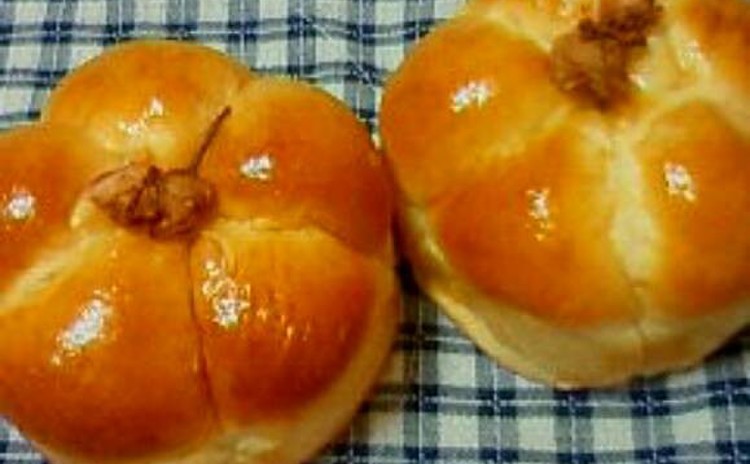 桜あん入り桜あんぱん&塩漬け桜とチーズのパン