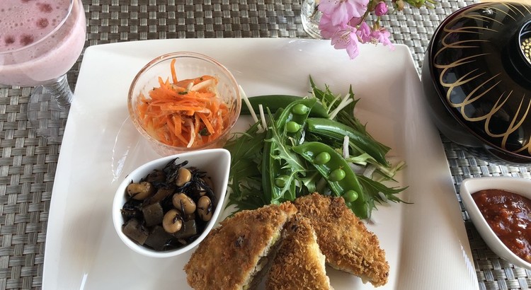簡単春キャベツのメンチカツと重ね煮ヒジキの常備菜!豆乳イチゴゼリー