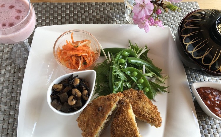 簡単春キャベツのメンチカツと重ね煮ヒジキの常備菜!豆乳イチゴゼリー