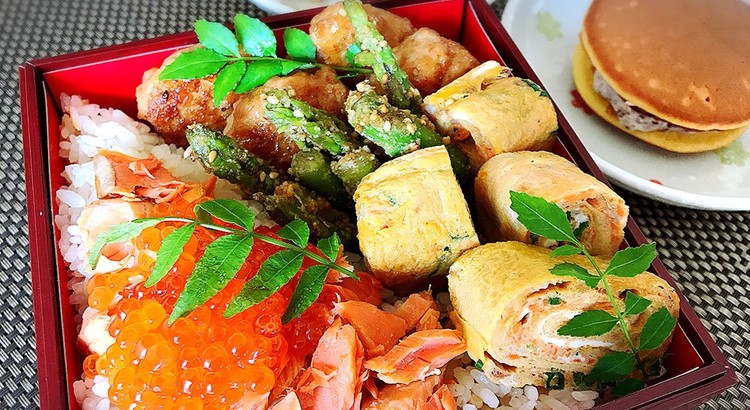 鮭とイクラの親子丼としらすのフワフワ卵焼き♪クリームどら焼き他2品