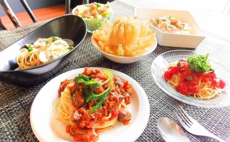 パスタ屋へようこそ! 4種のソースと華やかオニオンブロッサム他、サラダ