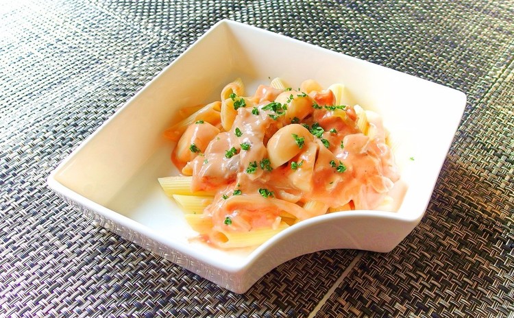 パスタ屋へようこそ! 4種のソースと華やかオニオンブロッサム他、サラダ
