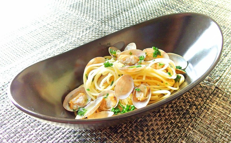 パスタ屋へようこそ! 4種のソースと華やかオニオンブロッサム他、サラダ