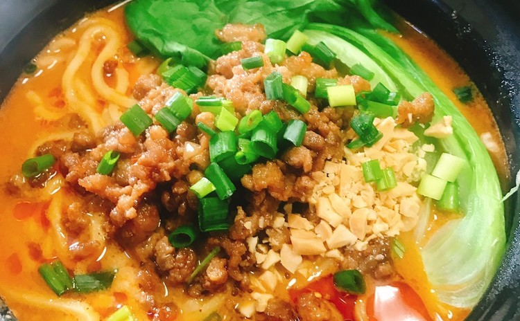 スープが流れ出るほうれん草入り蒸し餃子&坦々麺
