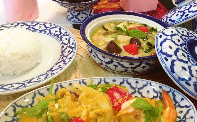 本格的なクリーンカレーとエビパッポンカリー