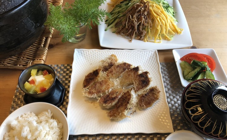 皮も手作りカリカリ餃子!おもてなしサラダ涼伴三絲!