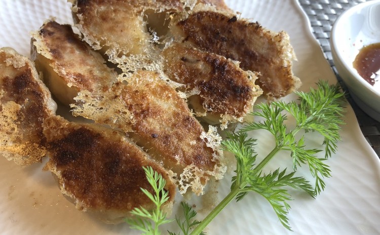 皮も手作りカリカリ餃子!おもてなしサラダ涼伴三絲!