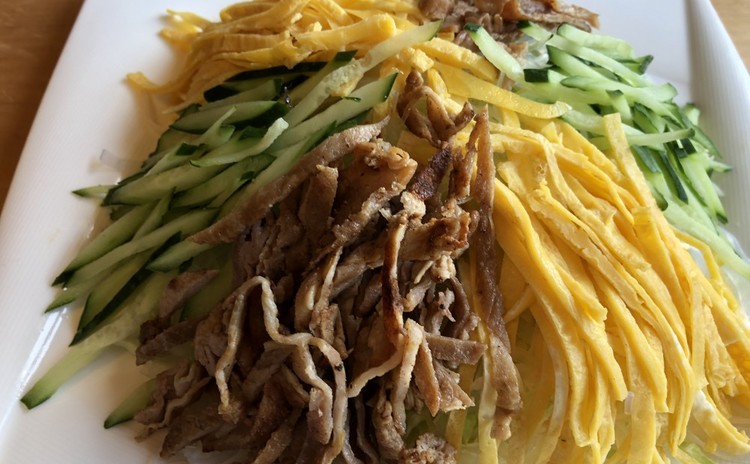 皮も手作りカリカリ餃子!おもてなしサラダ涼伴三絲!