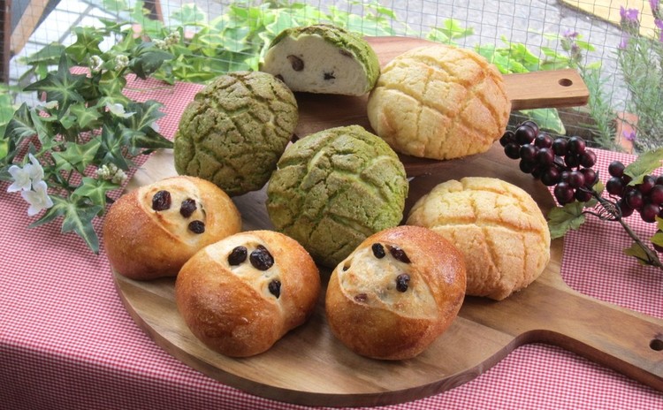 1つの生地でメロンパン2種とレーズンパン! ホシノ天然酵母で