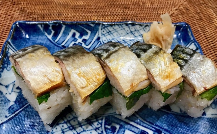 焼き鯖寿司と茶碗蒸しを中心とした和食と人参ケーキ
