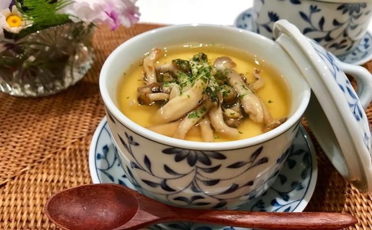 焼き鯖寿司と茶碗蒸しを中心とした和食と人参ケーキ