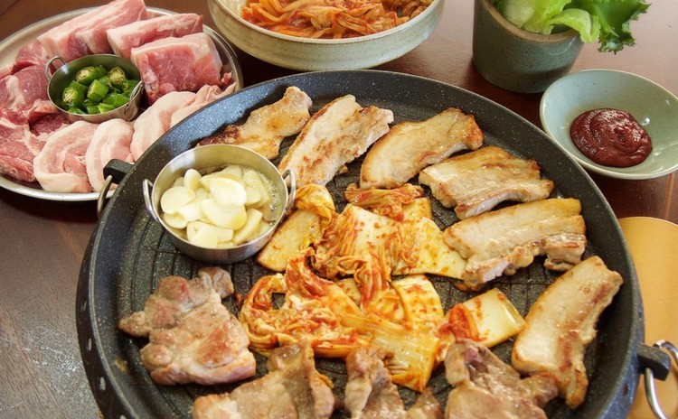 サムギョプサル、韓国味噌チゲ、ピリ辛ネギサラダ、さつまあげの韓国炒め