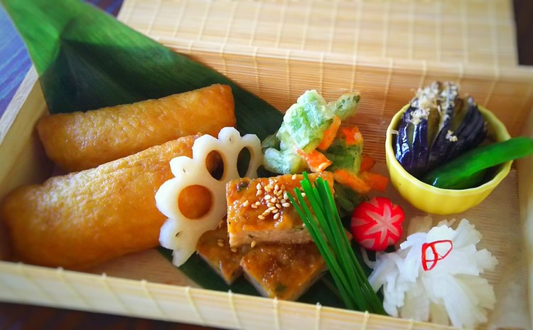 夏の爽やか和食 いなり寿司 鶏つくね かき揚げ 他2品