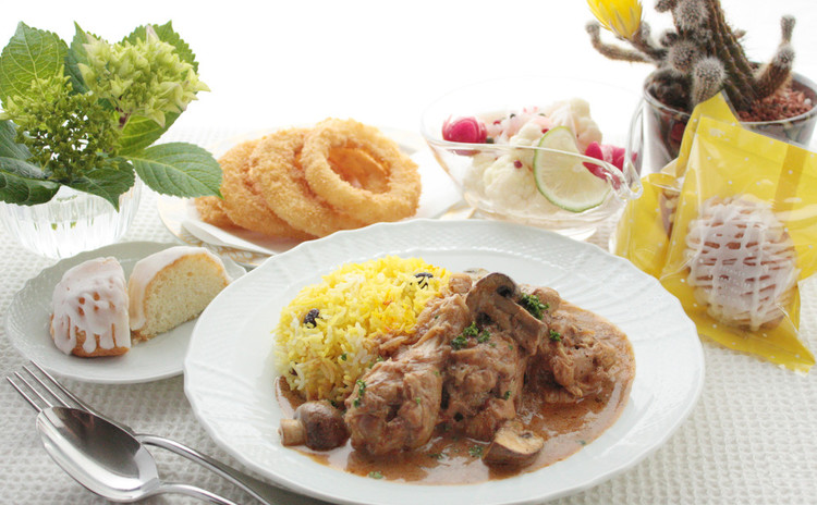 スパイス使いを身近に!手軽な本格インドカレーで夏の色と香りの幸せ献立。