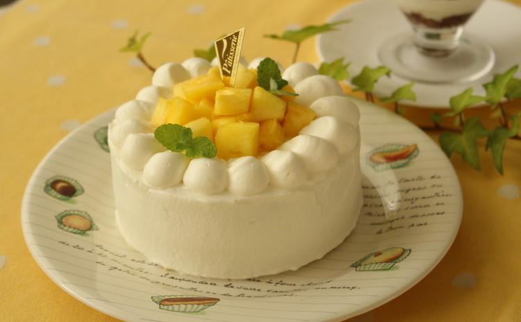 フレッシュパイナップルの香りいっぱい♪ミントも爽やか夏のショートケーキ