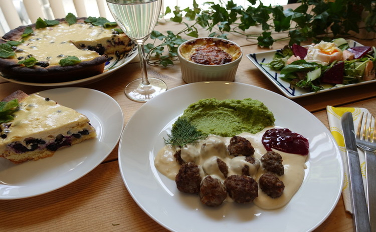 夏の北欧でバケーション!スウェーデンミートボールとブルーベリーパイ