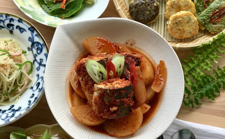 韓国の健康食卓! さばの煮物、三種ジョン、エゴマの葉っぱキムチなど