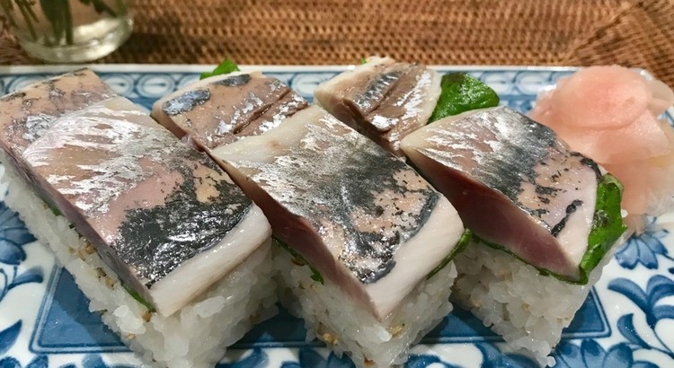 旬の野菜いっぱいと酢締め鯵の押し寿司、暑い夏にピッタリのメニューです。