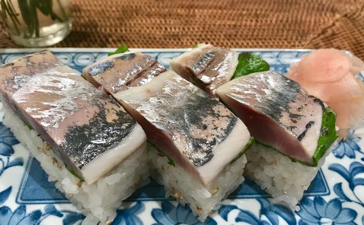 旬の野菜いっぱいと酢締め鯵の押し寿司、暑い夏にピッタリのメニューです。