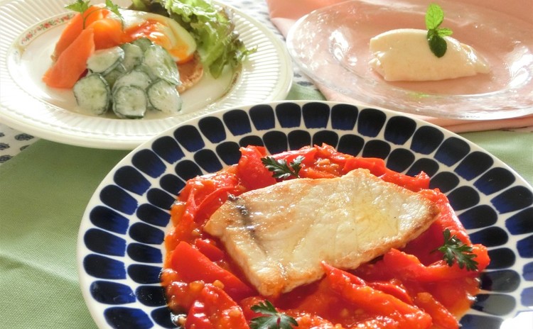 めかじきのバスク風、ポーチドエッグの前菜、桃のモスコビー