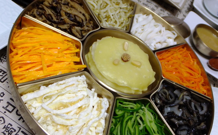 夏を彩る小麦粉料理~クジョルパンとビビンククス(混ぜ麺)他1品~