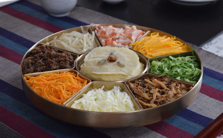 夏を彩る小麦粉料理~クジョルパンとビビンククス(混ぜ麺)他1品~