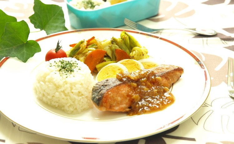 夏メニュー!魚のムニエル香味ソース&バターライス&野菜炒めカレー風味