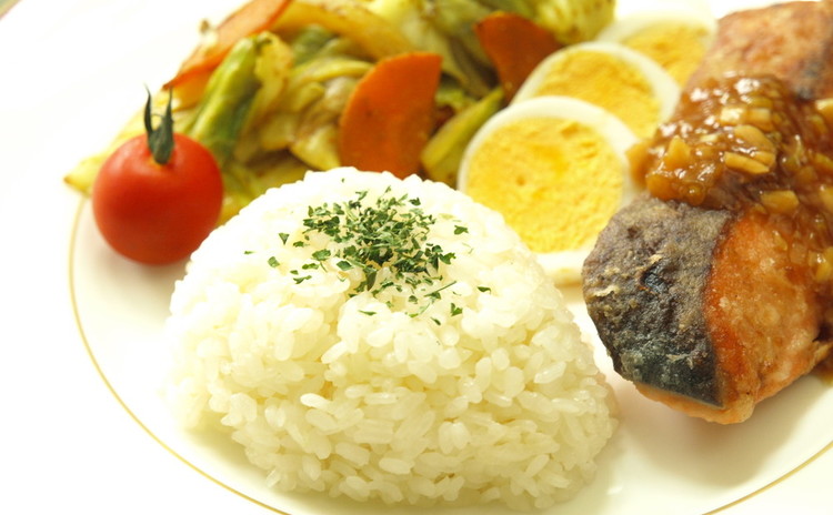 夏メニュー!魚のムニエル香味ソース&バターライス&野菜炒めカレー風味